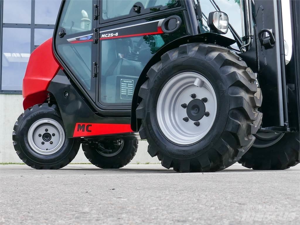 Manitou MC 25-4 ラフターテレントラック