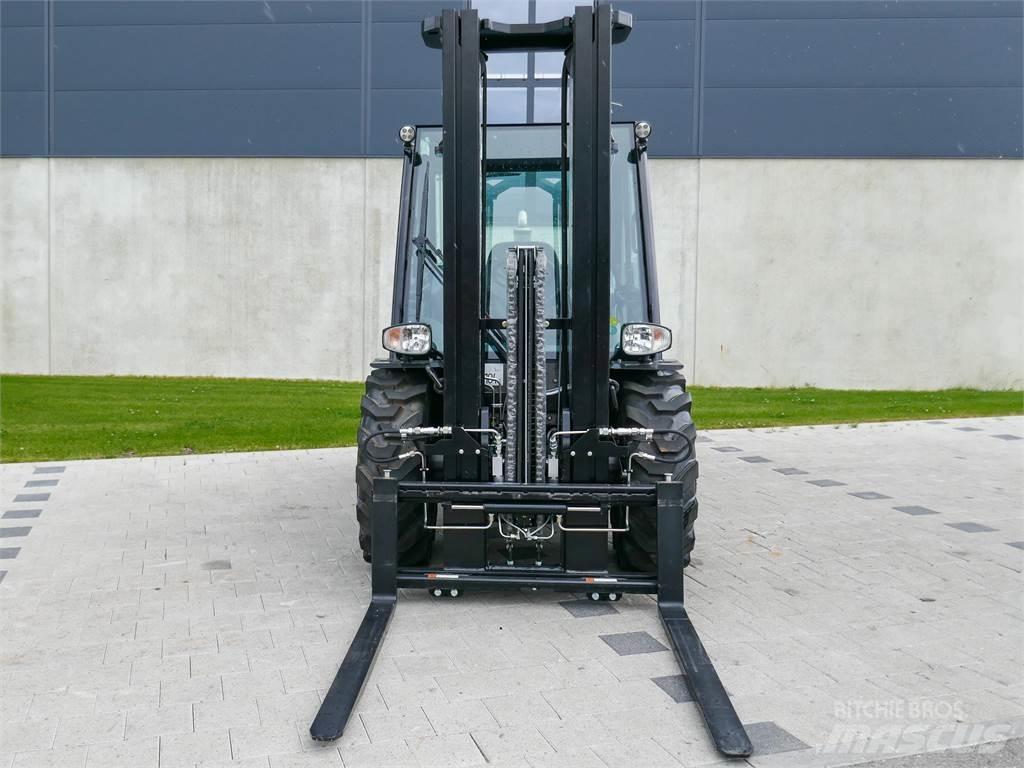 Manitou MC 25-4 ラフターテレントラック