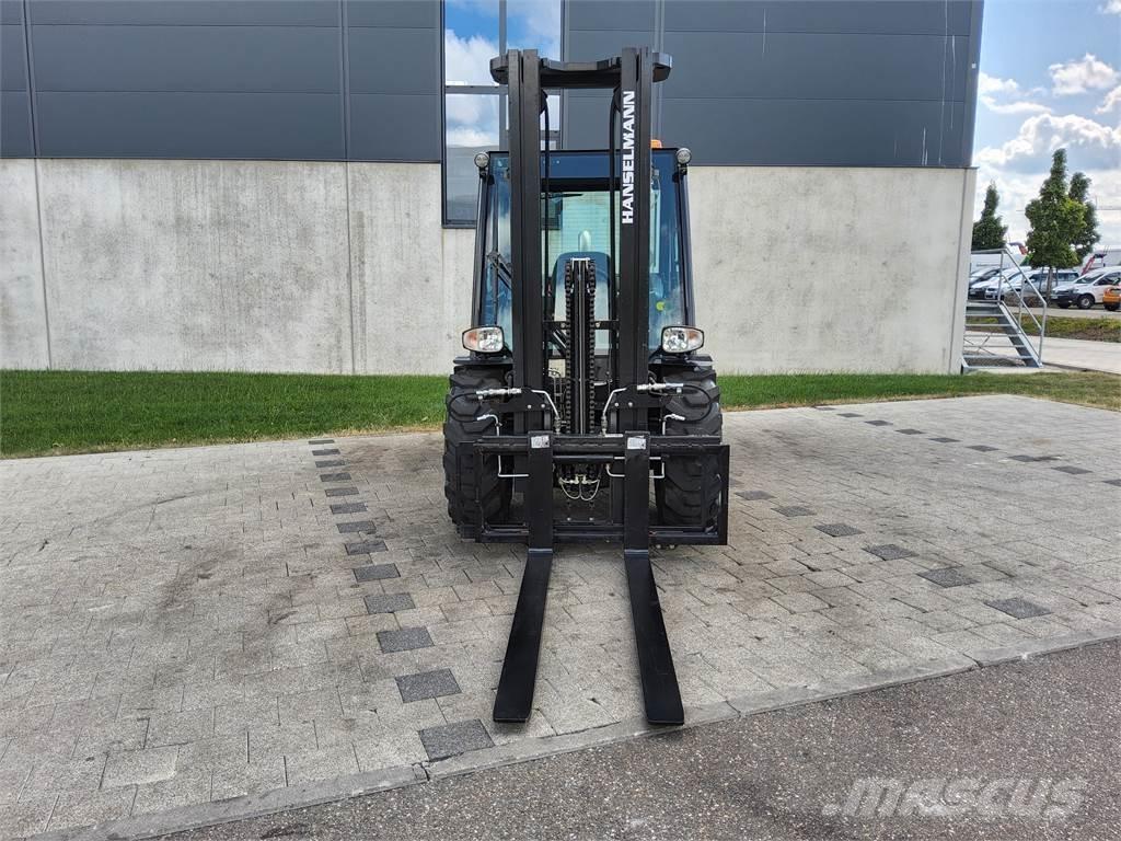 Manitou MC 30-4 ラフターテレントラック