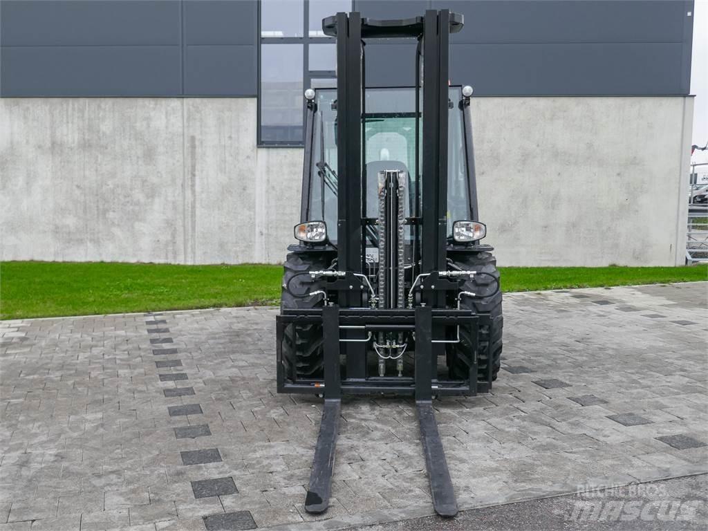 Manitou MC 30-4 ラフターテレントラック