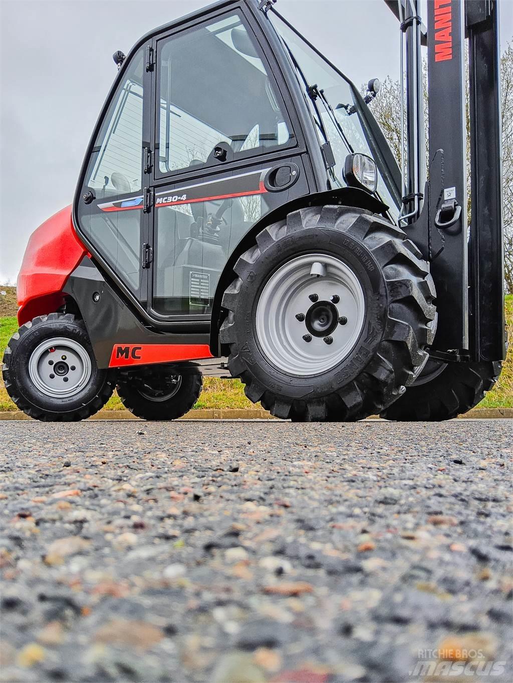 Manitou MC 30-4 ラフターテレントラック