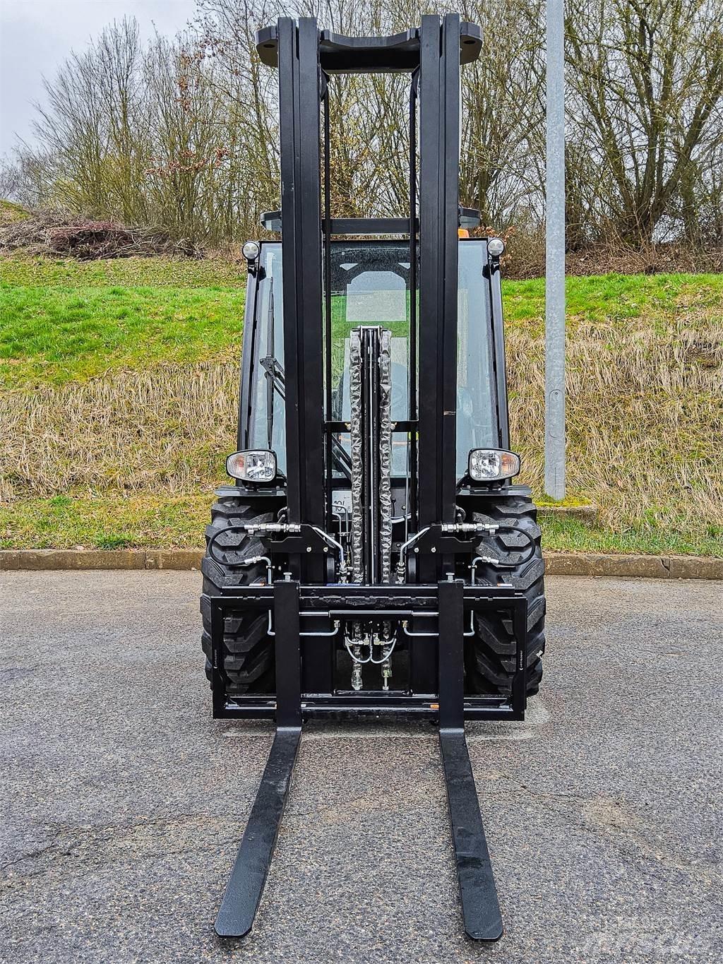 Manitou MC 30-4 ラフターテレントラック