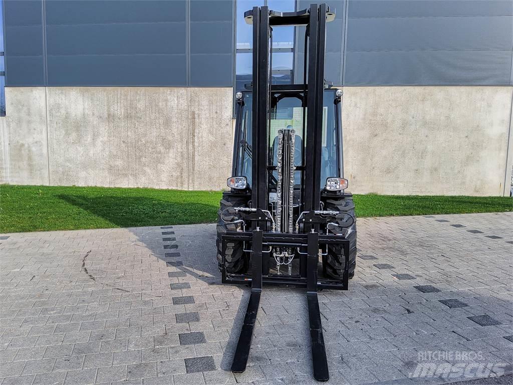 Manitou MC 30-4 ラフターテレントラック