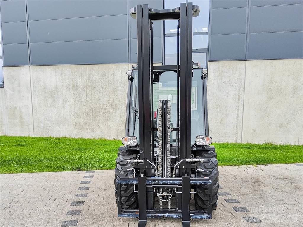 Manitou MC 30-4 ラフターテレントラック