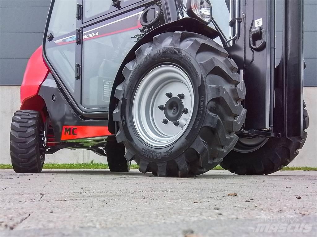 Manitou MC 30-4 ラフターテレントラック