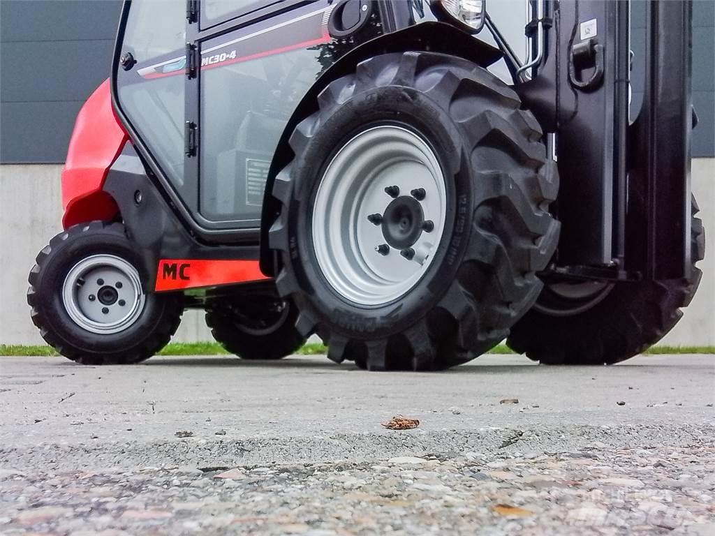 Manitou MC 30-4 ラフターテレントラック