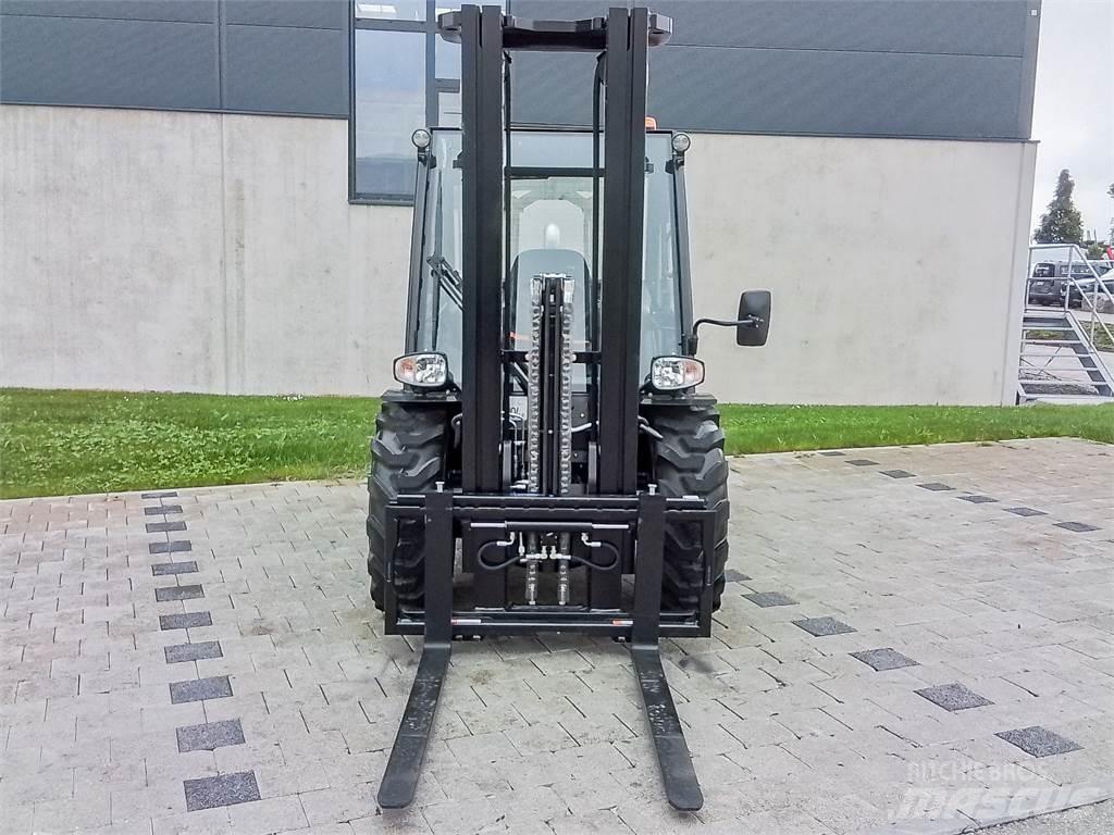 Manitou MC 30-4 ラフターテレントラック