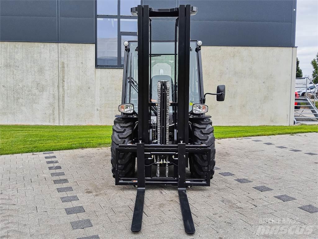 Manitou MC 30-4 ラフターテレントラック