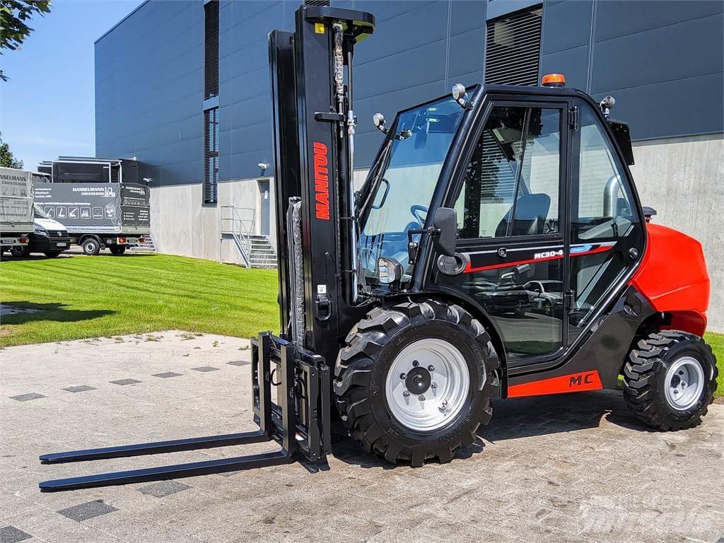 Manitou MC 30-4 ラフターテレントラック