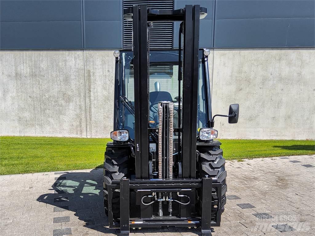 Manitou MC 30-4 ラフターテレントラック