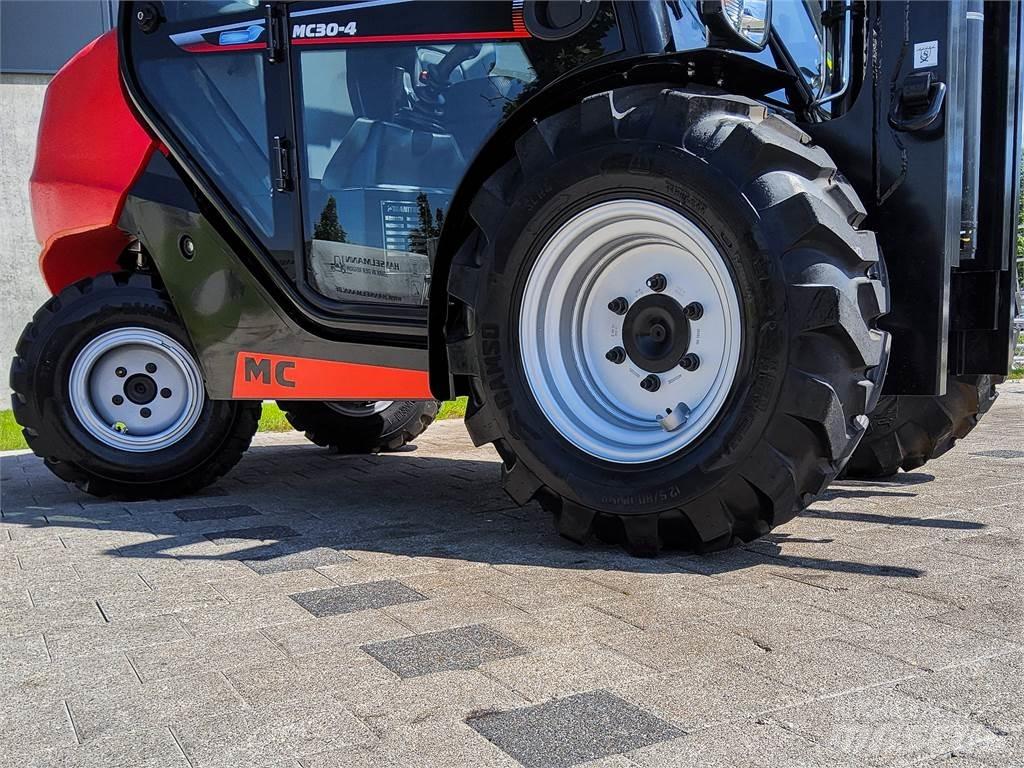 Manitou MC 30-4 ラフターテレントラック
