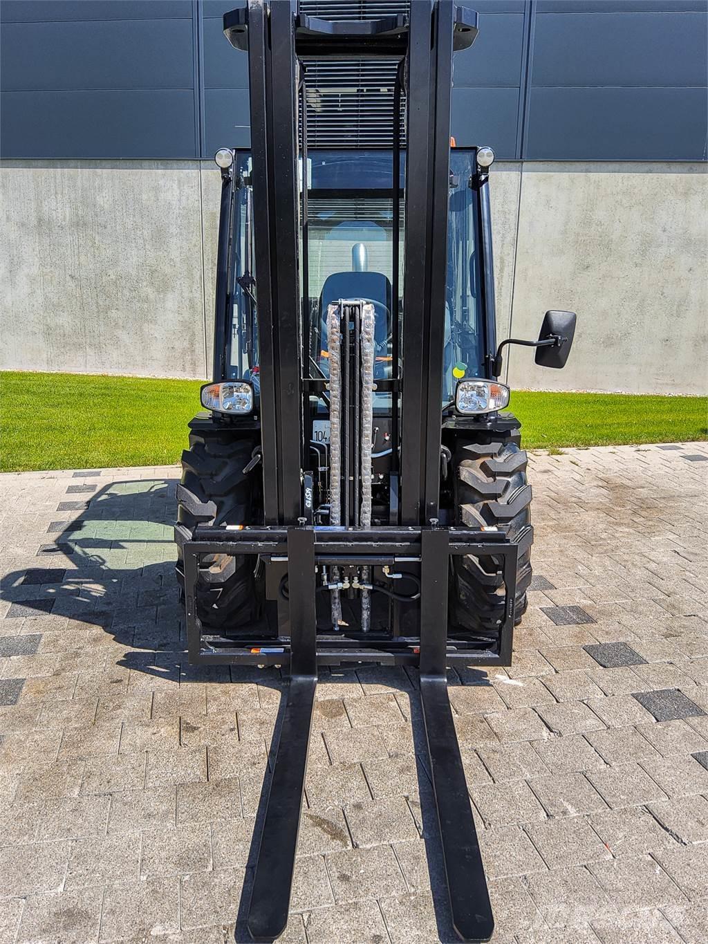 Manitou MC 30-4 ラフターテレントラック