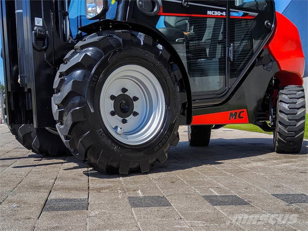 Manitou MC 30-4 ラフターテレントラック