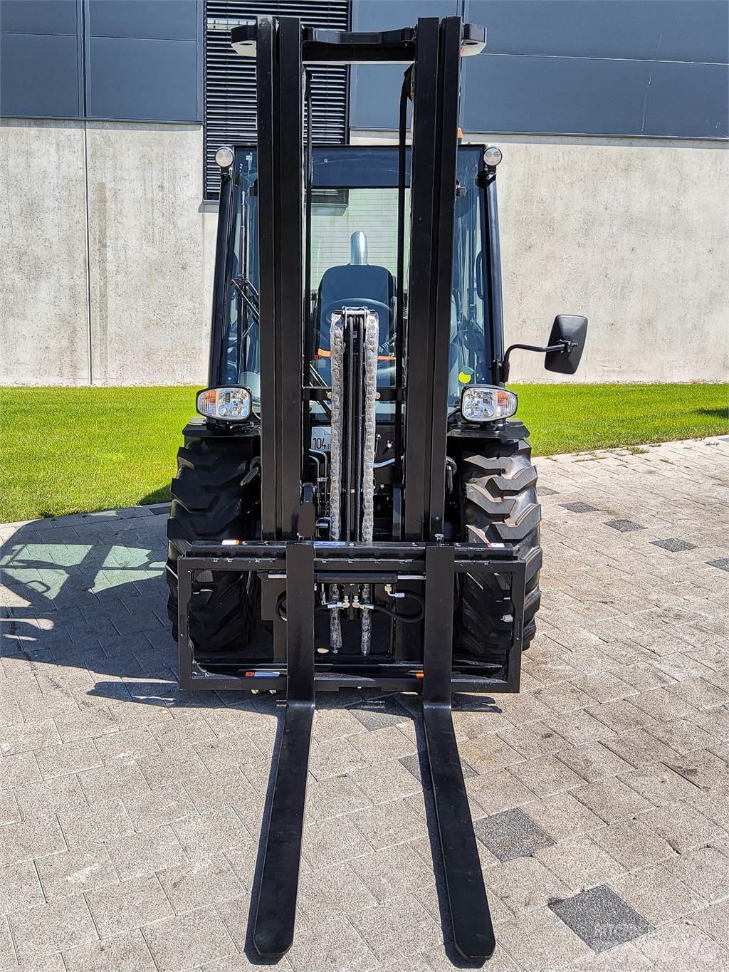 Manitou MC 30-4 ラフターテレントラック