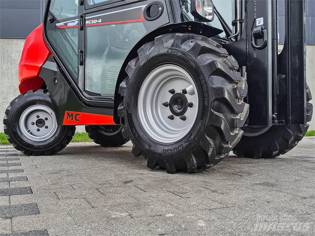 Manitou MC 30-4 ラフターテレントラック