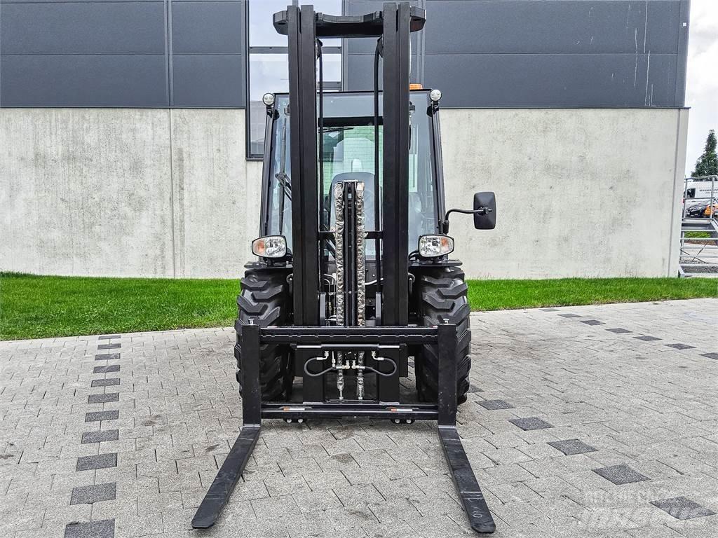 Manitou MC 30-4 ラフターテレントラック