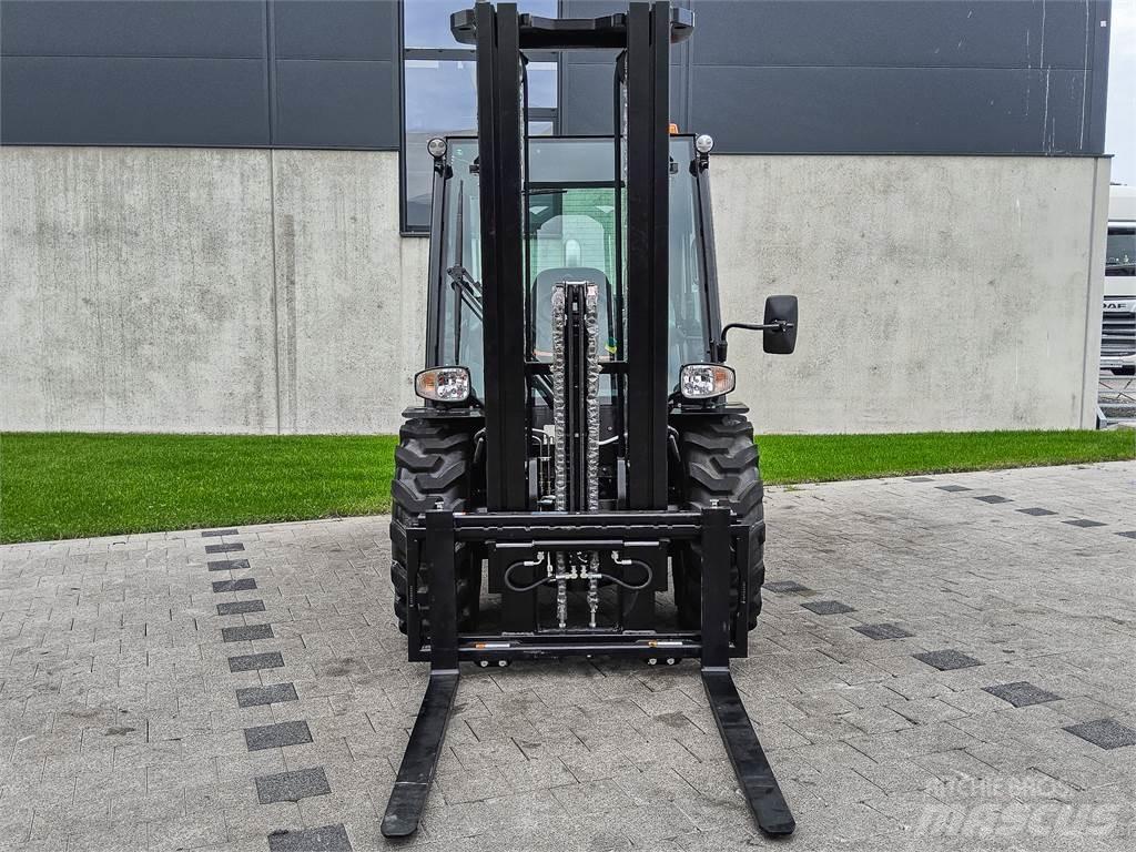 Manitou MC 30-4 ラフターテレントラック