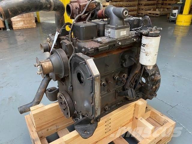 Cummins 4BT3.9 エンジン