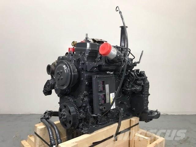 Komatsu SAA4D107E-1 エンジン