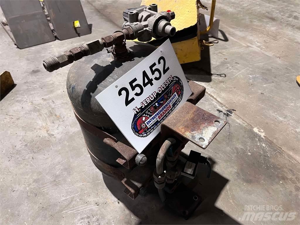Volvo L120F lufttank その他部品