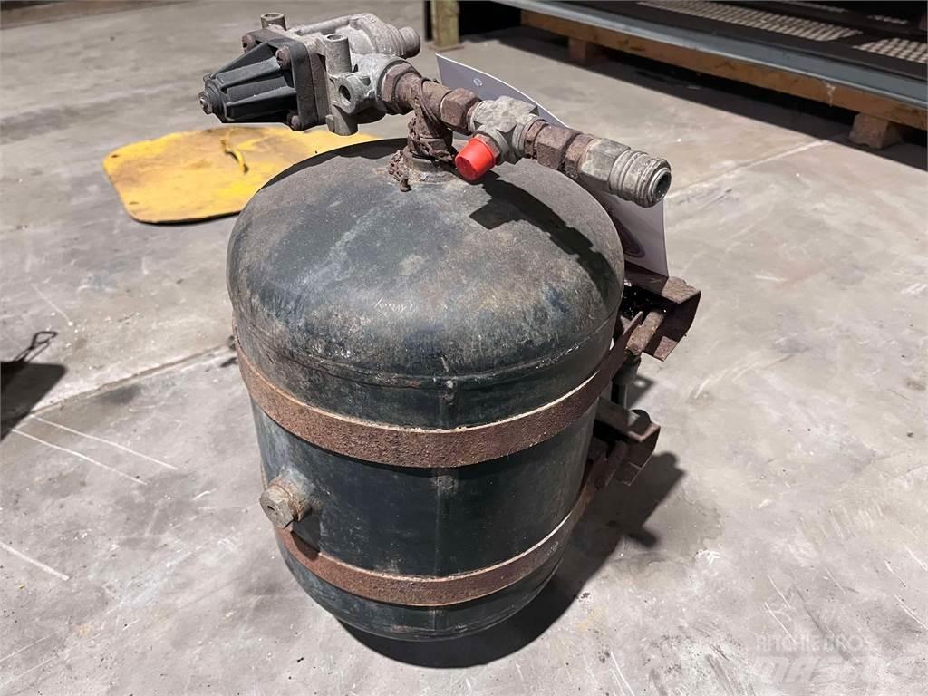 Volvo L120F lufttank その他部品