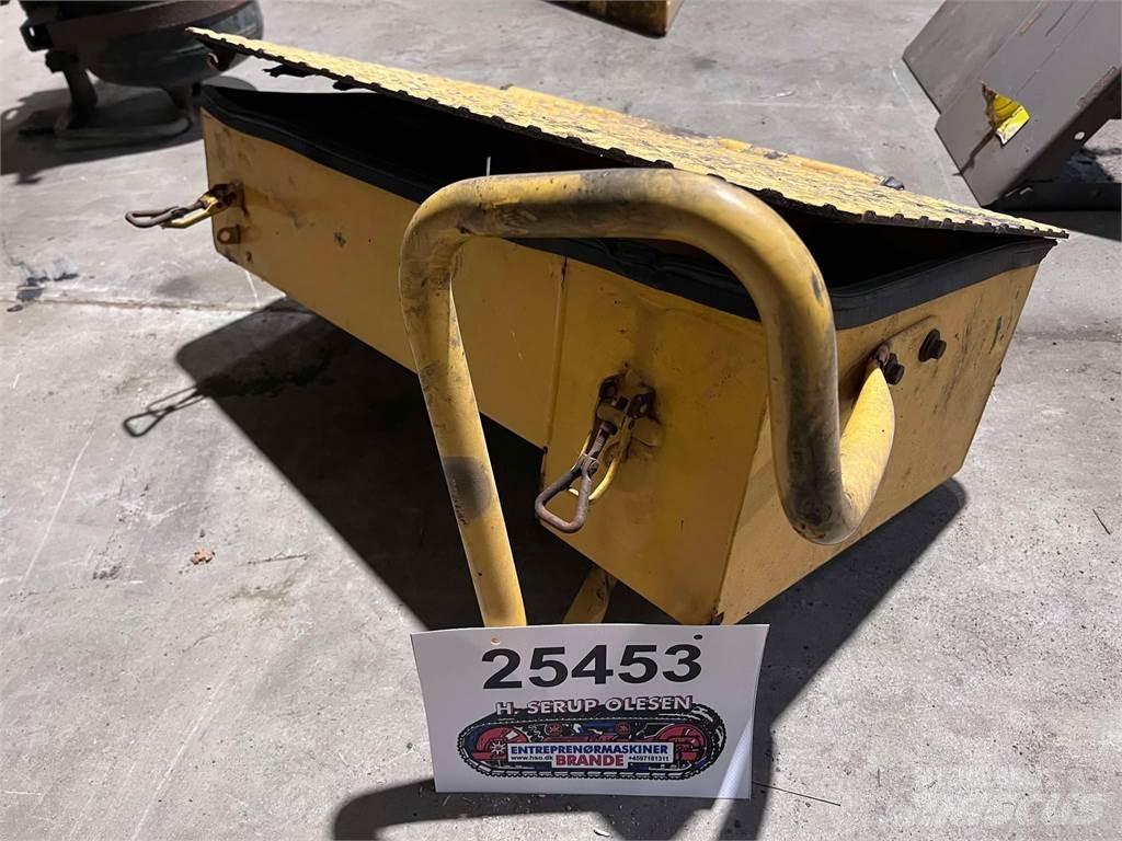 Volvo L120F værktøjskasse その他部品