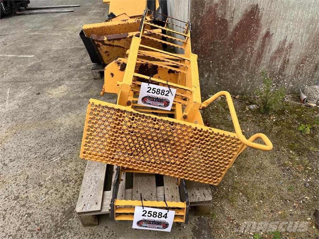 Volvo L220E trappe その他部品