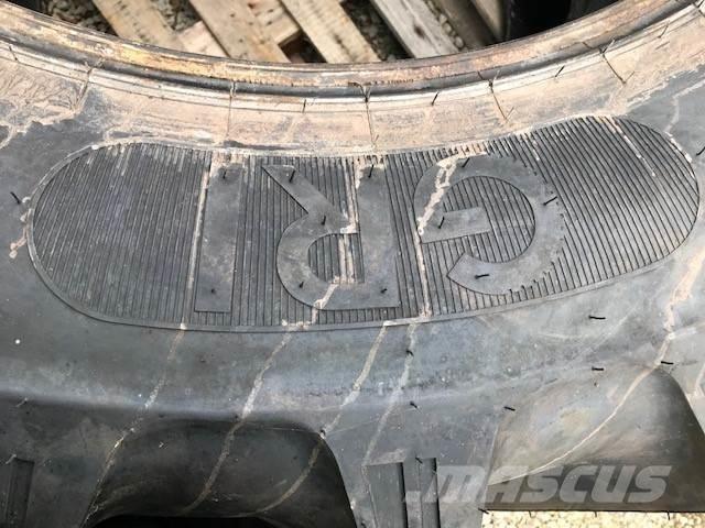  Rear Tyres タイヤ、ホイル、リム