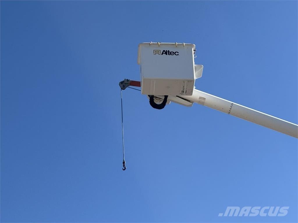 Freightliner M2 トラック高所作業車