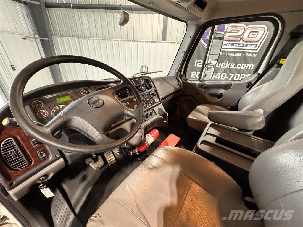 Freightliner M2 キャブ付きシャーシ