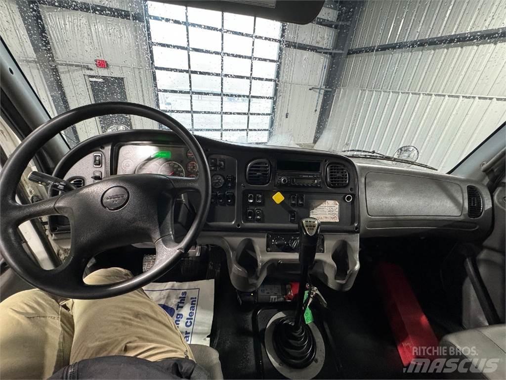 Freightliner M2 106 ダンプ