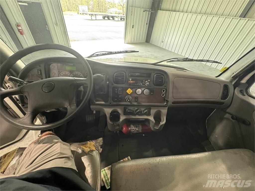 Freightliner M2 106 平ボディー