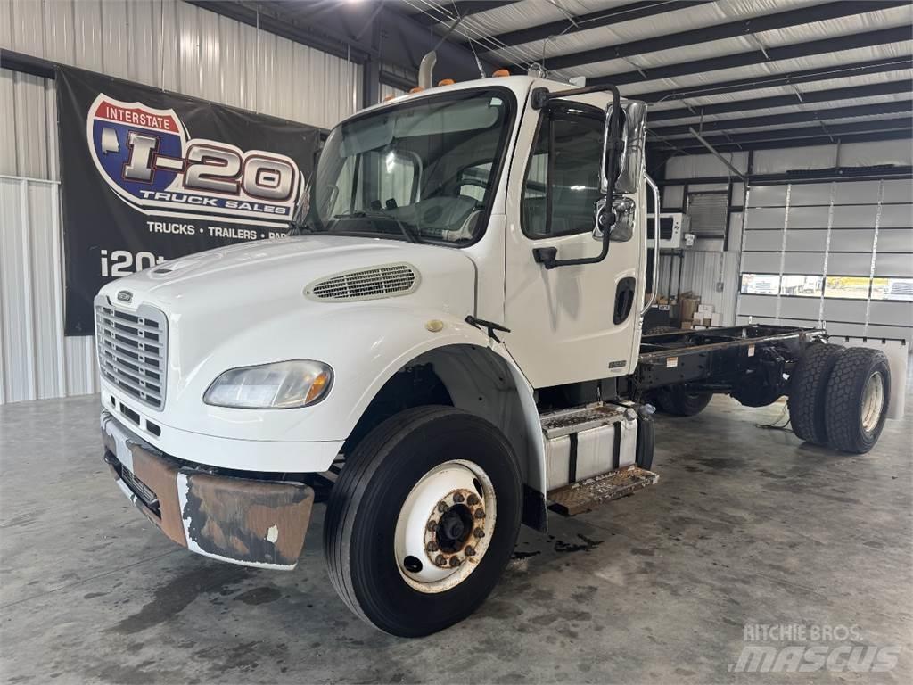 Freightliner M2 106 キャブ付きシャーシ