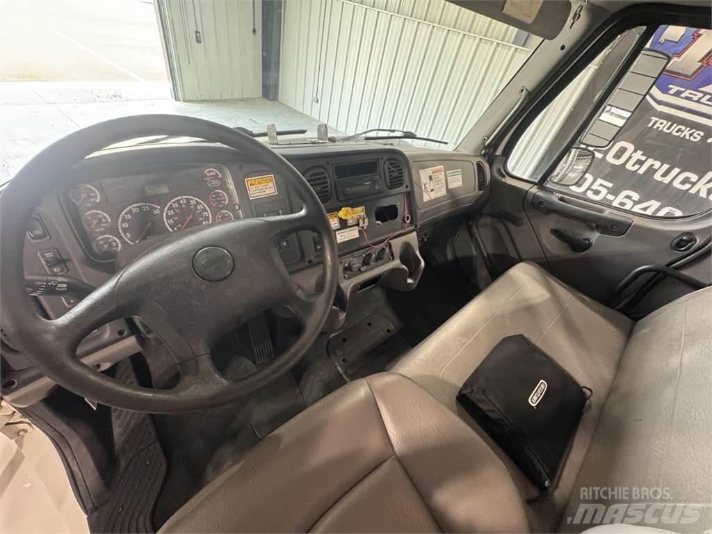 Freightliner M2 106 キャブ付きシャーシ