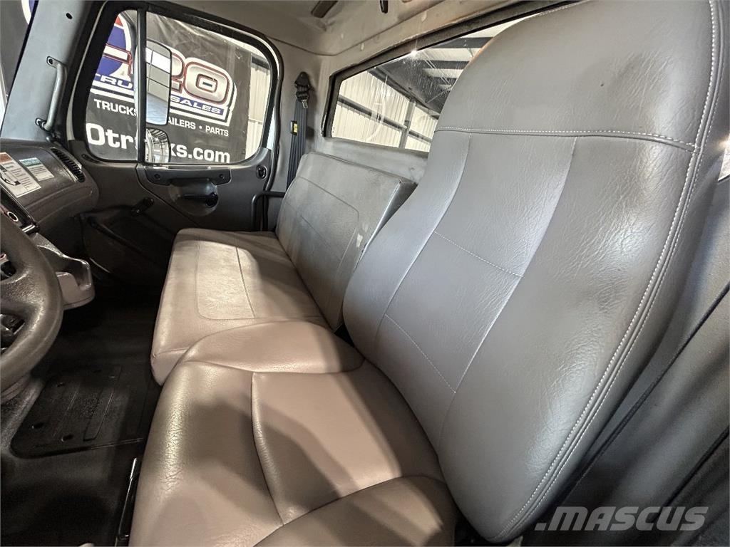 Freightliner M2 106 キャブ付きシャーシ