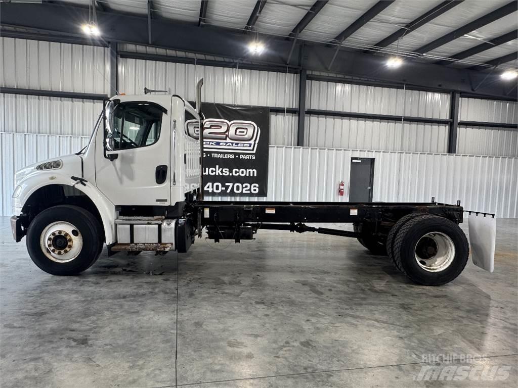 Freightliner M2 106 キャブ付きシャーシ