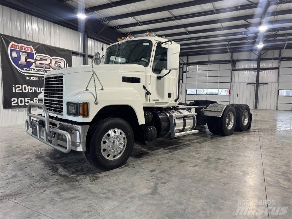 Mack Pinnacle 中古トラクターヘッド | トレーラーヘッド