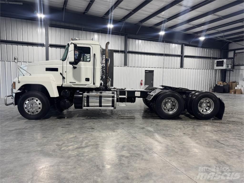 Mack Pinnacle 中古トラクターヘッド | トレーラーヘッド