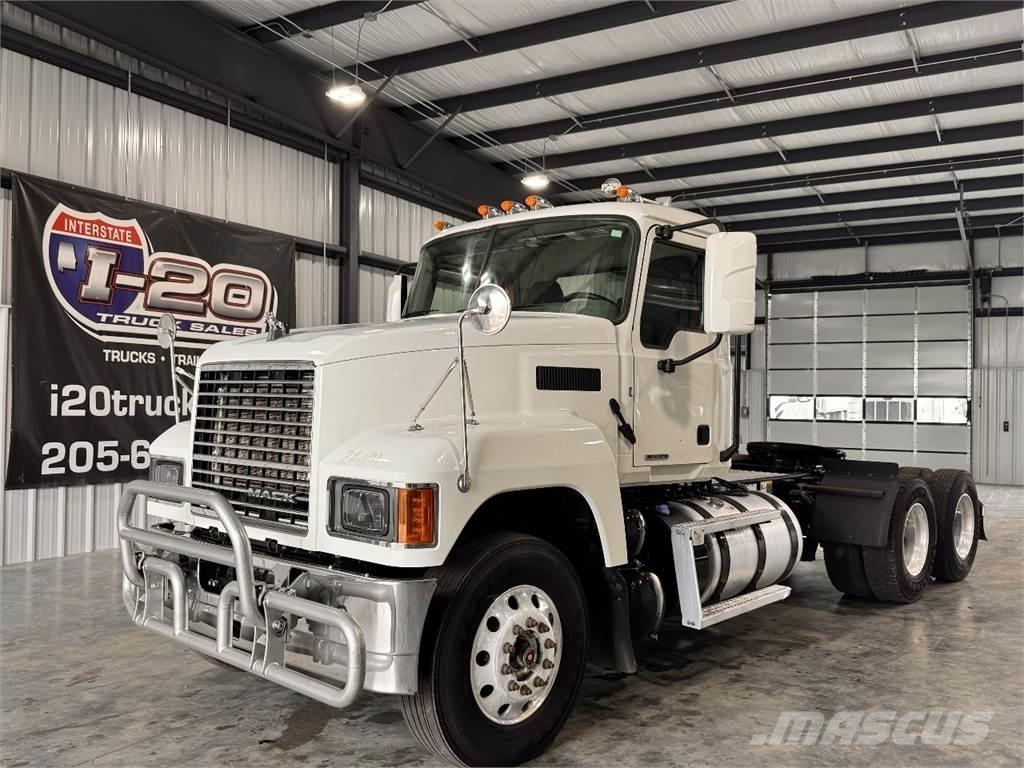 Mack Pinnacle 中古トラクターヘッド | トレーラーヘッド