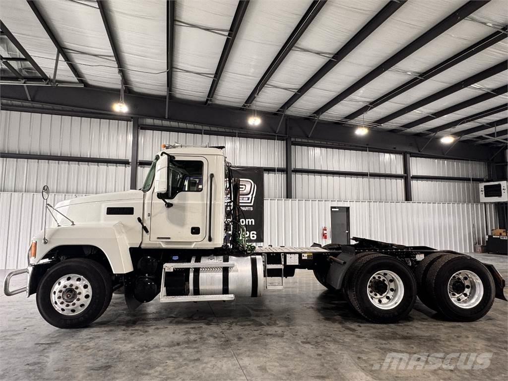 Mack Pinnacle 中古トラクターヘッド | トレーラーヘッド