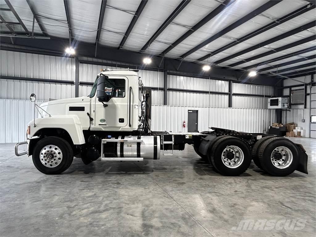 Mack Pinnacle 中古トラクターヘッド | トレーラーヘッド
