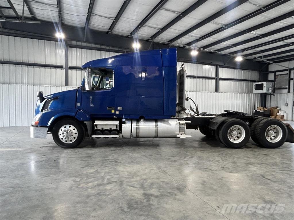 Volvo VNL630 中古トラクターヘッド | トレーラーヘッド