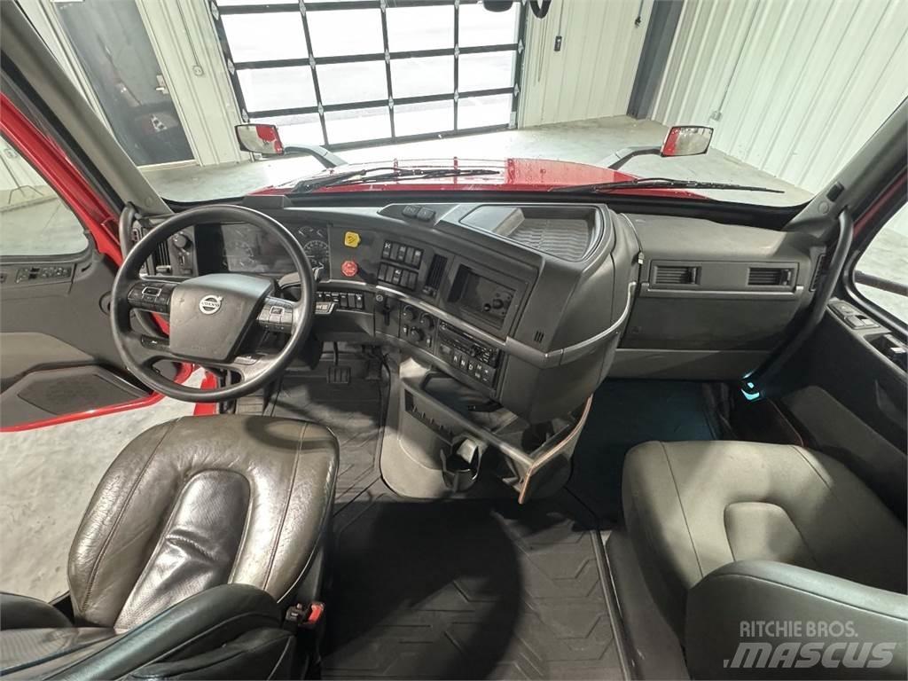 Volvo VNL64T740 中古トラクターヘッド | トレーラーヘッド