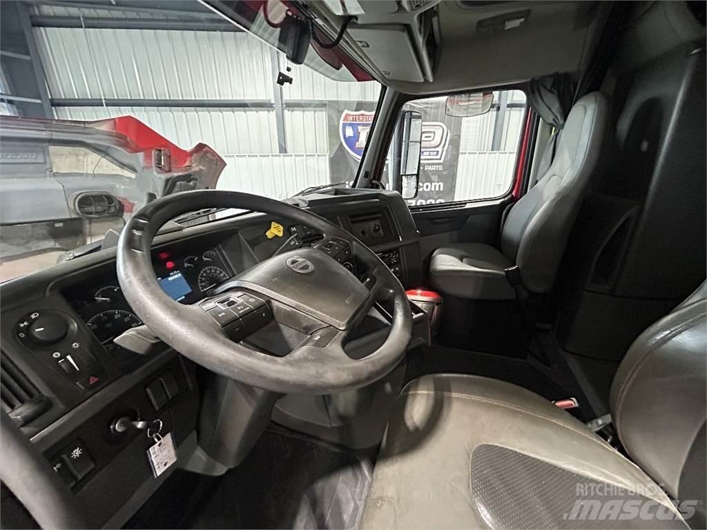 Volvo VNL64T740 中古トラクターヘッド | トレーラーヘッド
