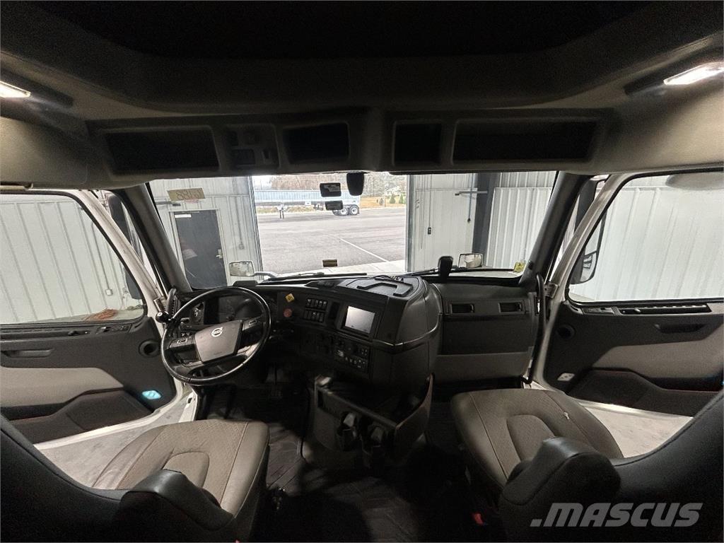 Volvo VNL64T740 中古トラクターヘッド | トレーラーヘッド