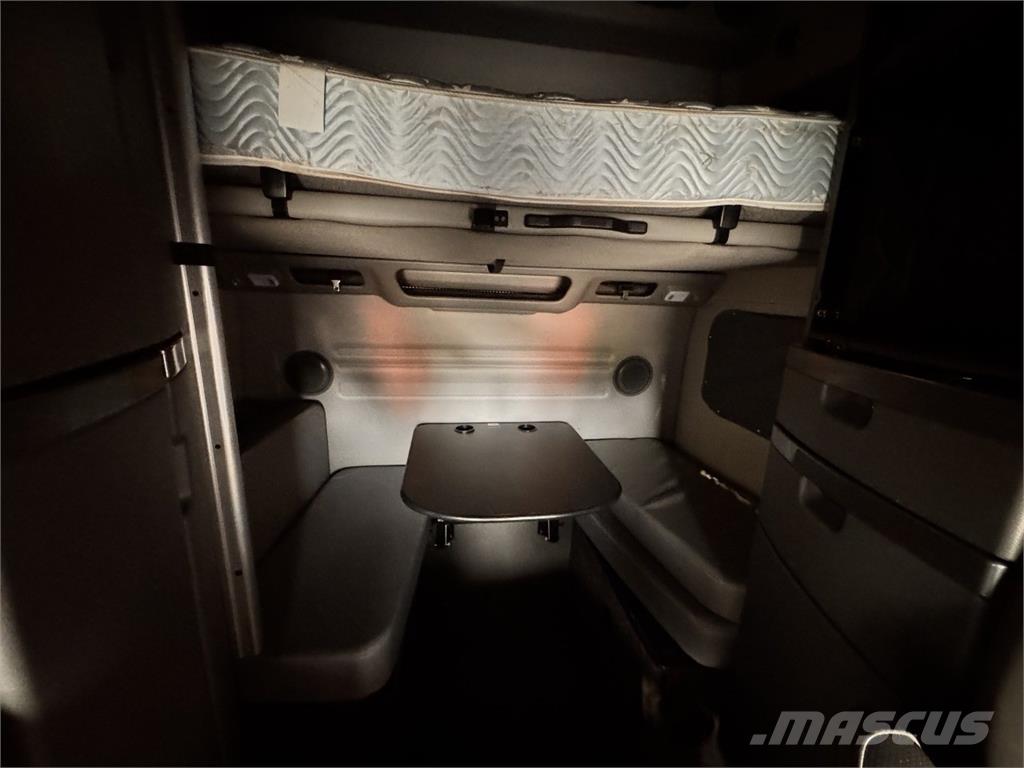 Volvo VNL860 中古トラクターヘッド | トレーラーヘッド