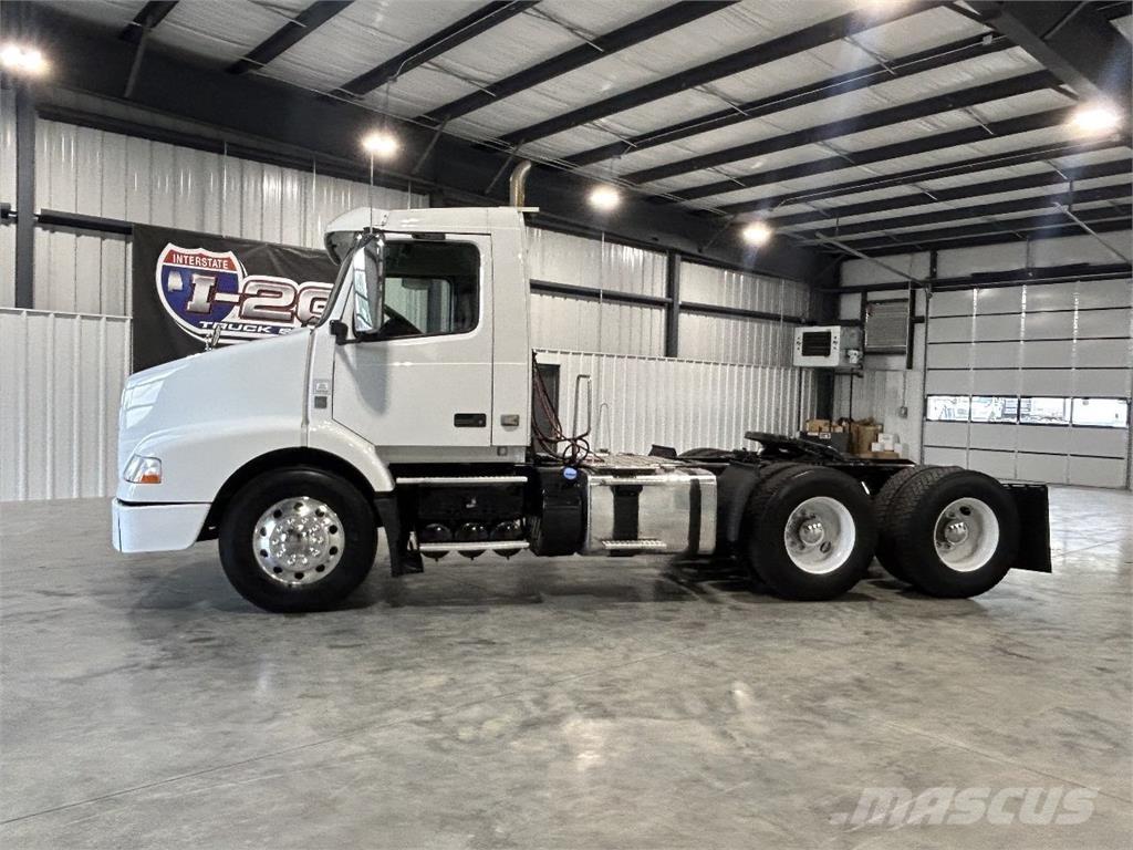Volvo VNM 中古トラクターヘッド | トレーラーヘッド