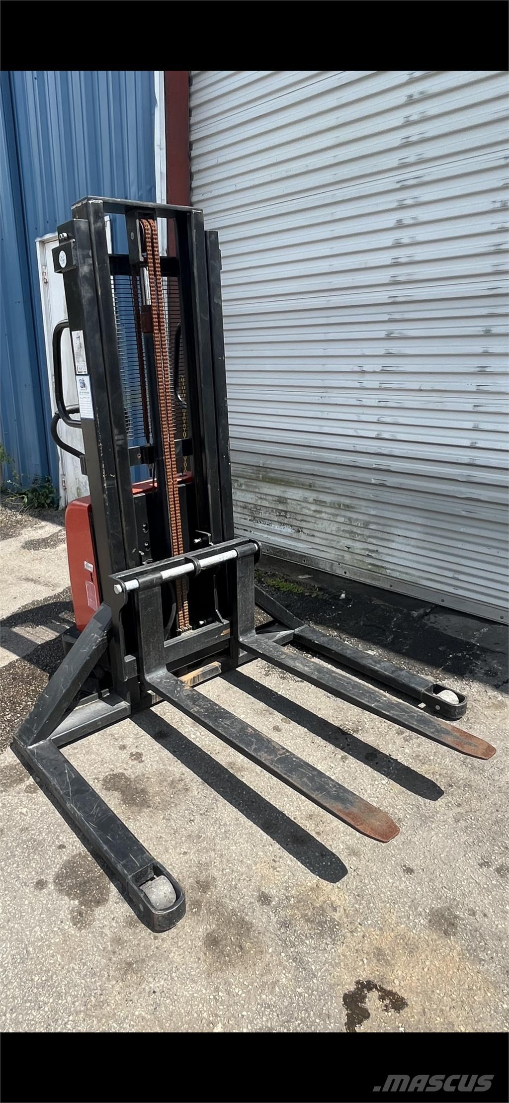 Yale  自走式スタッカー