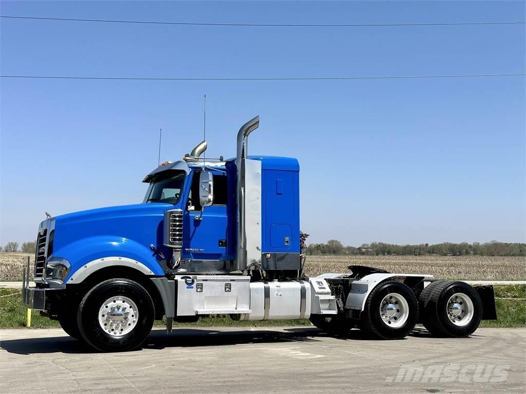 Mack Titan TD713 中古トラクターヘッド | トレーラーヘッド