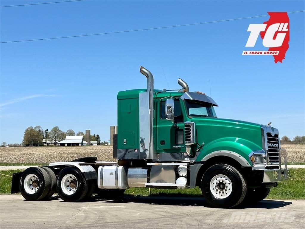 Mack Titan TD713 中古トラクターヘッド | トレーラーヘッド